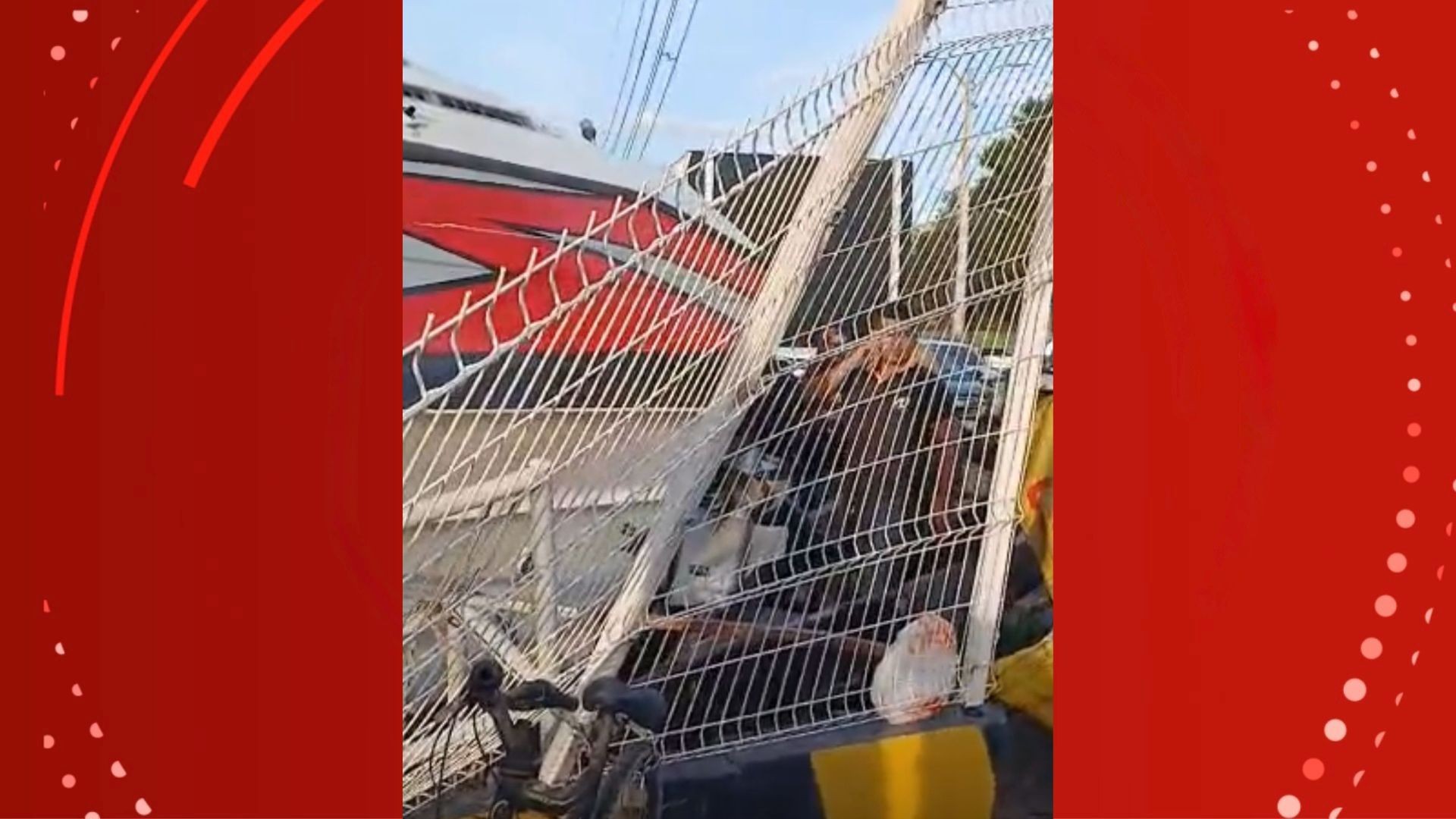 VÍDEO: lancha se solta de carretilha e invade estacionamento de supermercado no Amapá