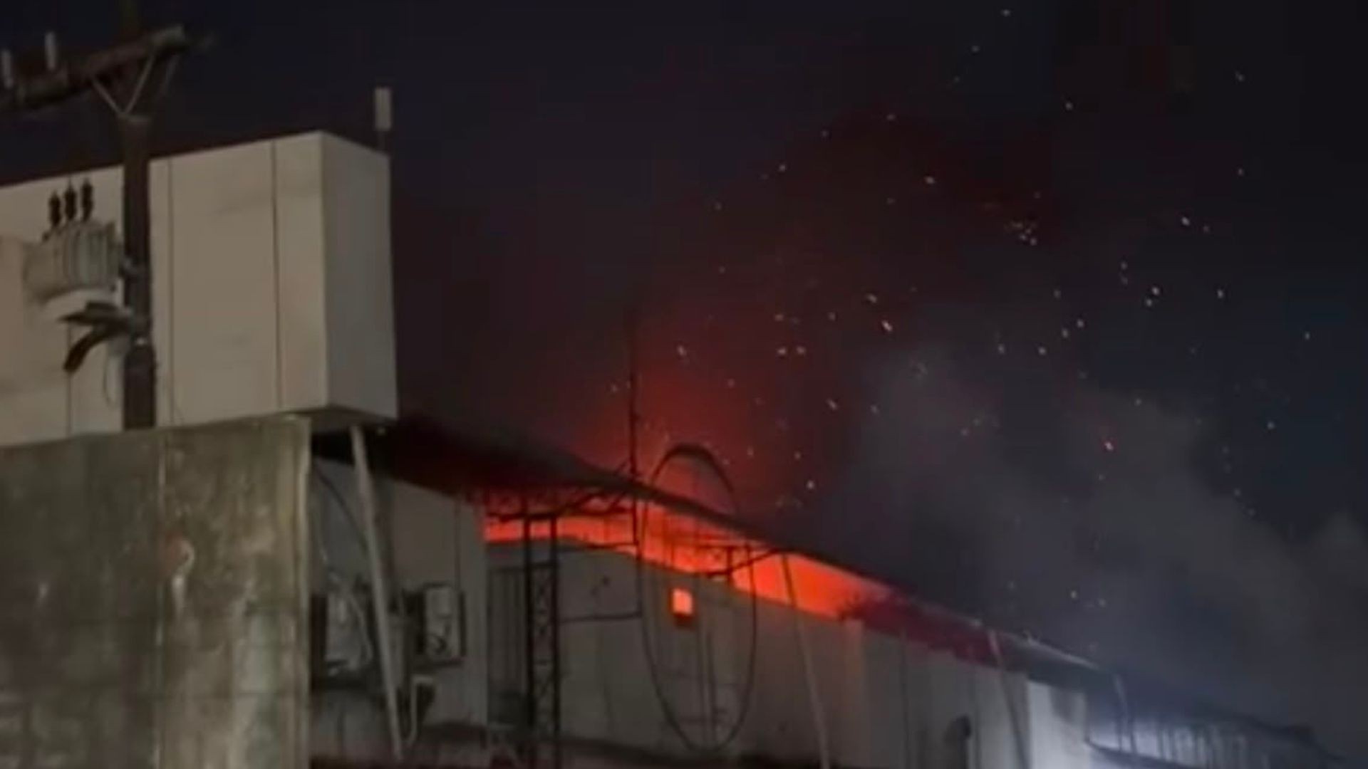 Incêndio atinge parte da estrutura de restaurante na Zona Norte de Macapá; VÍDEO