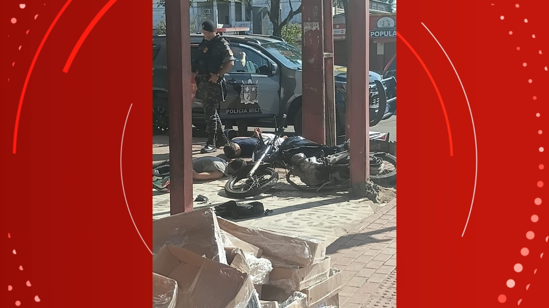 Motorista sem CNH 'se assusta' com a polícia, bate em carro e colide com poste em Macapá