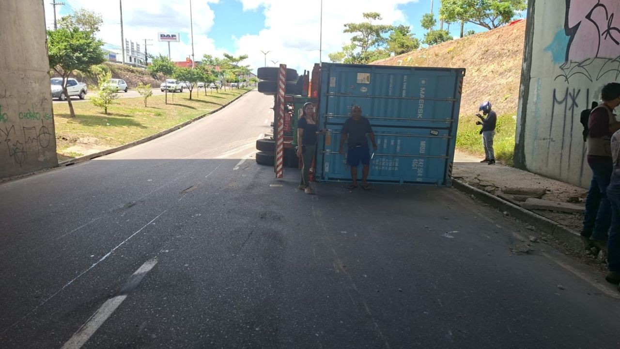 Caminhão com contêiner tomba na passagem de nível entre Max Teixeira e Torquato Tapajós, em Manaus