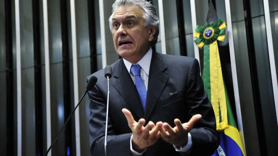 Caiado critica fala de Flávio Bolsonaro a embaixadores contra as urnas