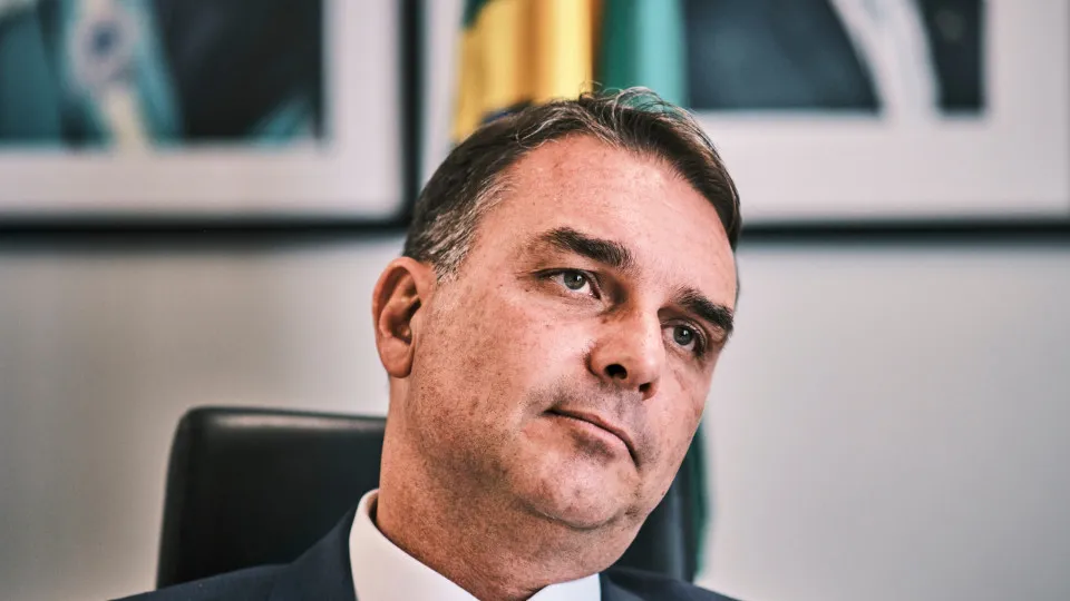 PF: Flávio Bolsonaro esclarece por escrito ataques à Lula